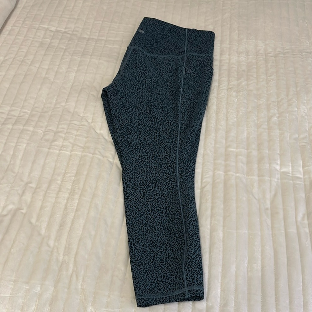 Athleta Salutation stash textured tight LP